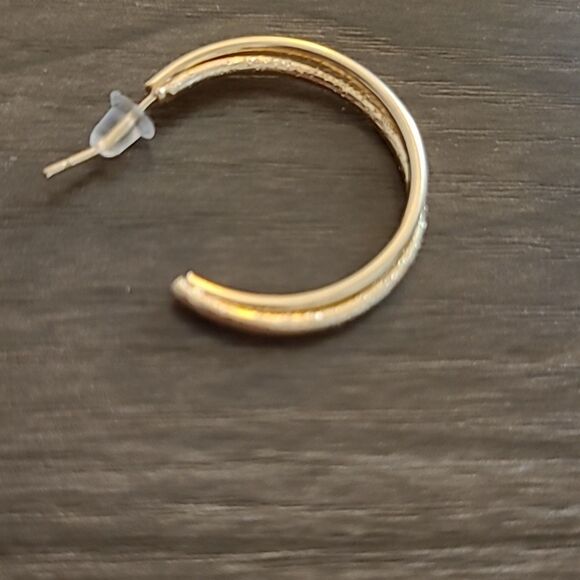 💲6️⃣ Bundled ✔️2pairs Elegant Gold Tone  thin 1" and 2 " Hoop Earrings - Picture 6 of 7